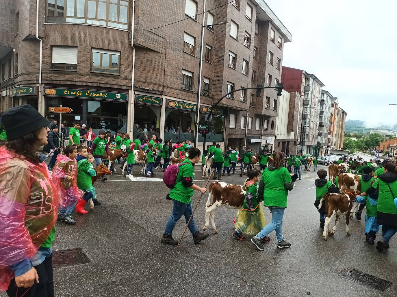 Desfile de carros y ganado en la feria de San Isidro de Llanera