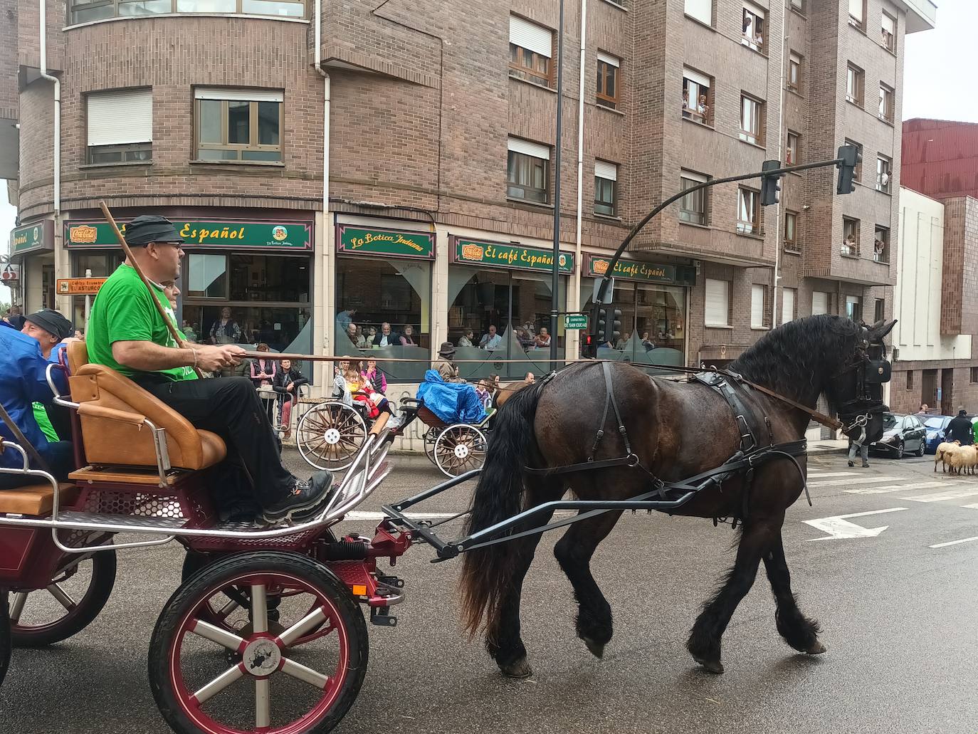 Desfile de carros y ganado en la feria de San Isidro de Llanera