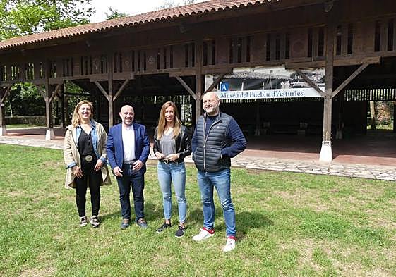 La representante del PP en el consejo de Divertia, Teresa Sánchez, y los candidatos Rodrigo Pintueles, Ángela Pumariega y Guzmán Pendás.