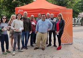 Luis Pacho acompañado de miembros de su candidatura, ayer en el Campo.