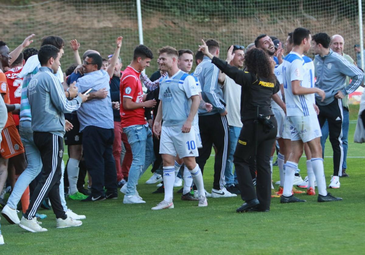 Los jugadores del Praviano celebran sobre el césped de Mareo la victoria que les lleva a la final por el ascenso del 'play off'.