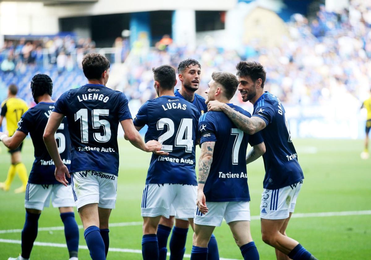 Los jugadores azules felicitan a Viti, con el '7' a la espalda, autor del primer gol del Oviedo ayer en el Carlos Tartiere.