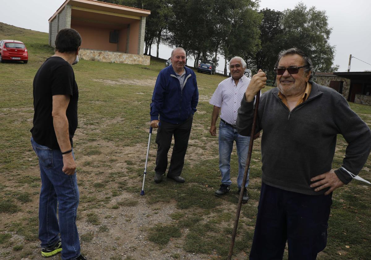 Berto 'Barredo', en primer término a la derecha de la imagen, en una sextaferia en La Teyerona en 2011.