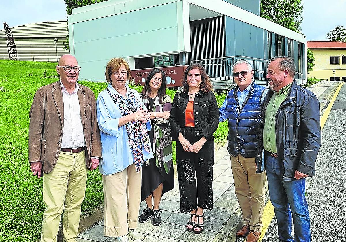 Jorge Luis Suárez, Mariví Montesrín, Ana Suárez Guerra, Yolanda Alonso, José Luis Rodríguez y Pelayo García, ayer frente al centro social de El Nodo.