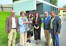 Jorge Luis Suárez, Mariví Montesrín, Ana Suárez Guerra, Yolanda Alonso, José Luis Rodríguez y Pelayo García, ayer frente al centro social de El Nodo.