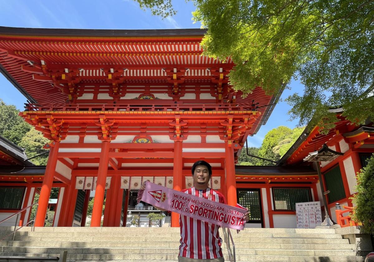 Keita Shimada, posando para EL COMERCIO, antes del viaje, en las escaleras del templo de Oumi Jingu.