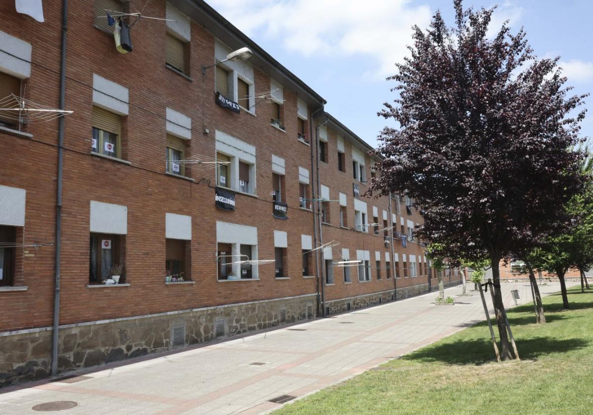 La fachada de la calle Siete Fuentes, en Santa Marina, con carteles contra el 'narcopiso'.