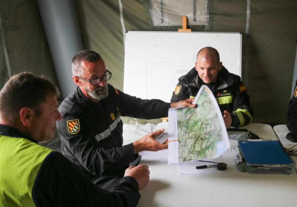 Los encargados de la ruta en Covadonga, repasan el itinerario.