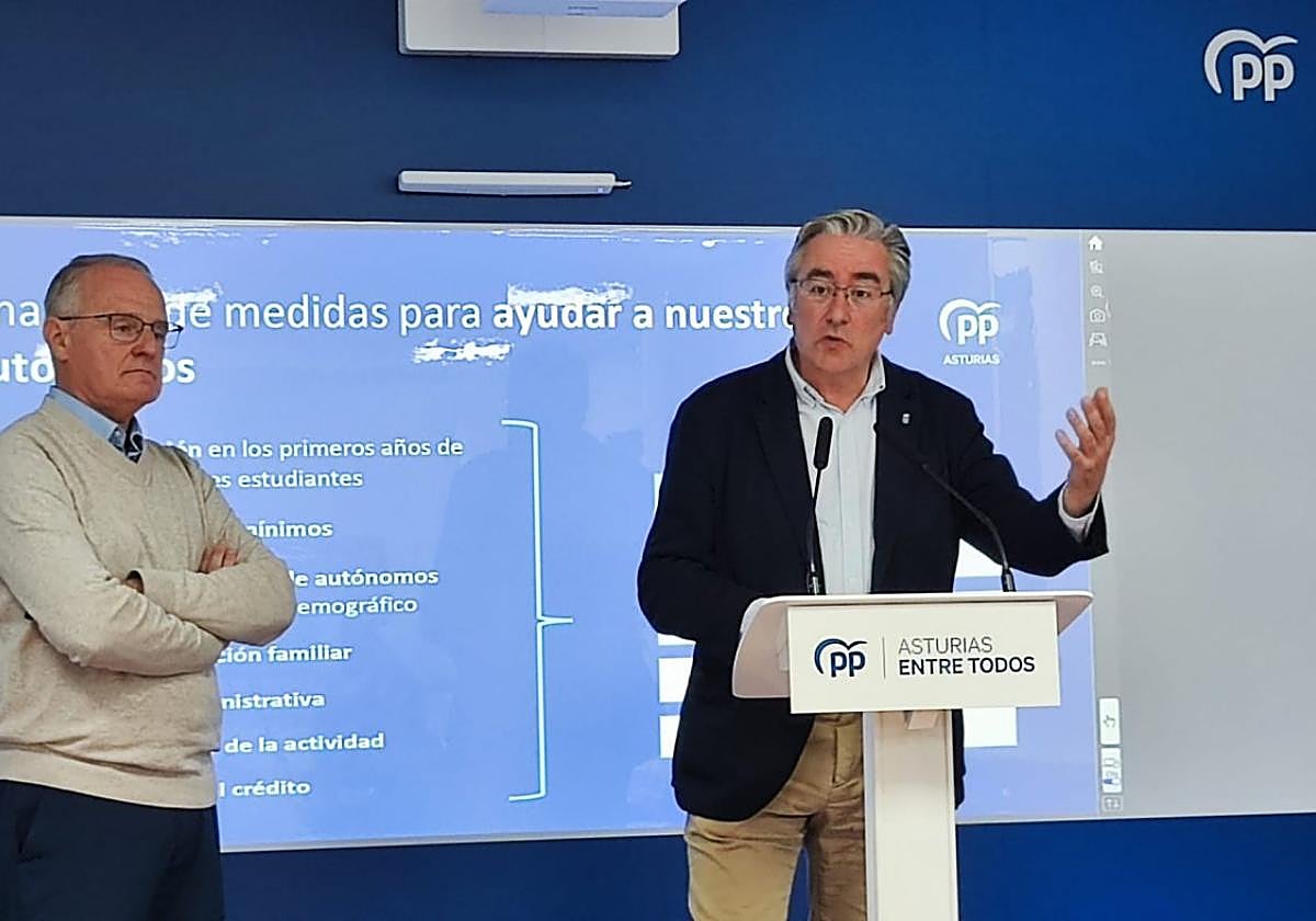 El candidato a la Presidencia, Diego Canga, y su número cuatro, Pablo González, ayer, en la sede del PP en Oviedo.