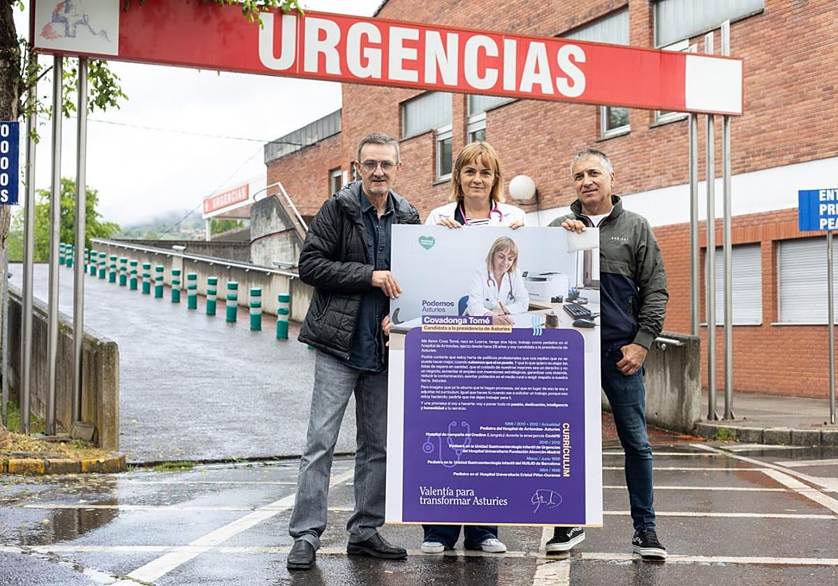 Rubén Norniella, Covadonga Tomé y Xune Elipe, en Arriondas.