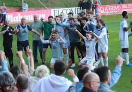 Los jugadores del Praviano celebran en Mareo su pase a la final regional del 'play off' de ascenso.