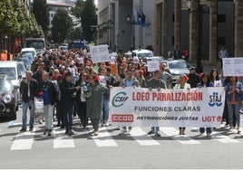 Un centenar de funcionarios de Justicia protestan en Oviedo por la mejora de sus condiciones laborales.