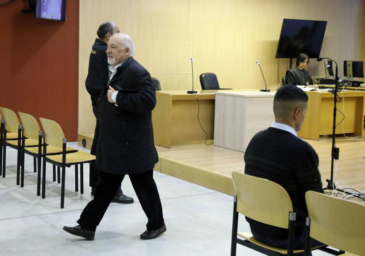 El 'padre Chus' abandona la sala de vistas, en presencia del ahora condenado, Mohamed H. B.