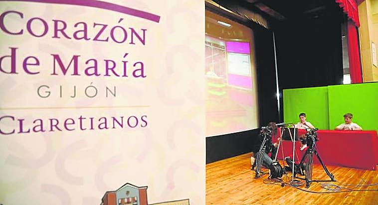 Delante del croma, los presentadores del segundo informativo, Jorge Felgueroso y Adrián Rubiera. En el centro, Kevin Quevedo, al control del teleprómter, y la técnica audiovisual de EL COMERCIO, Carmen Muñiz . juan carlos román