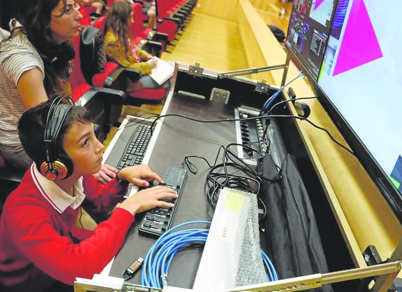 Ángel Díaz experimenta con los controles de la caja de mandos. j. c. r.