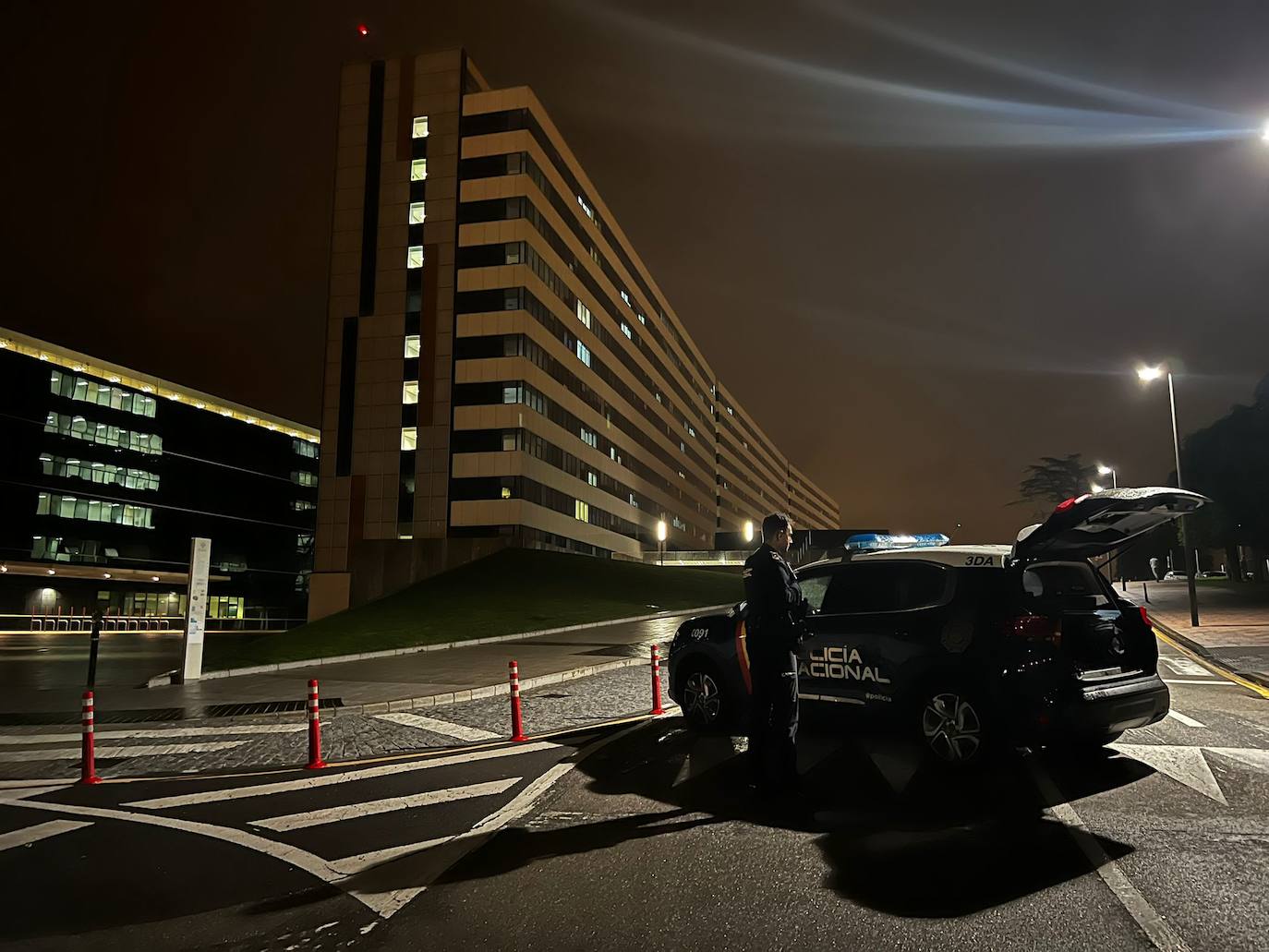 La Policía en el exterior del hospital.