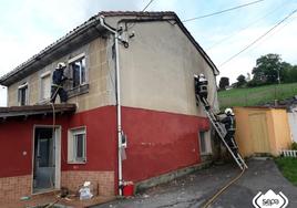 Los bomberos sofocan un incendio en una casa de El Coto, en Siero