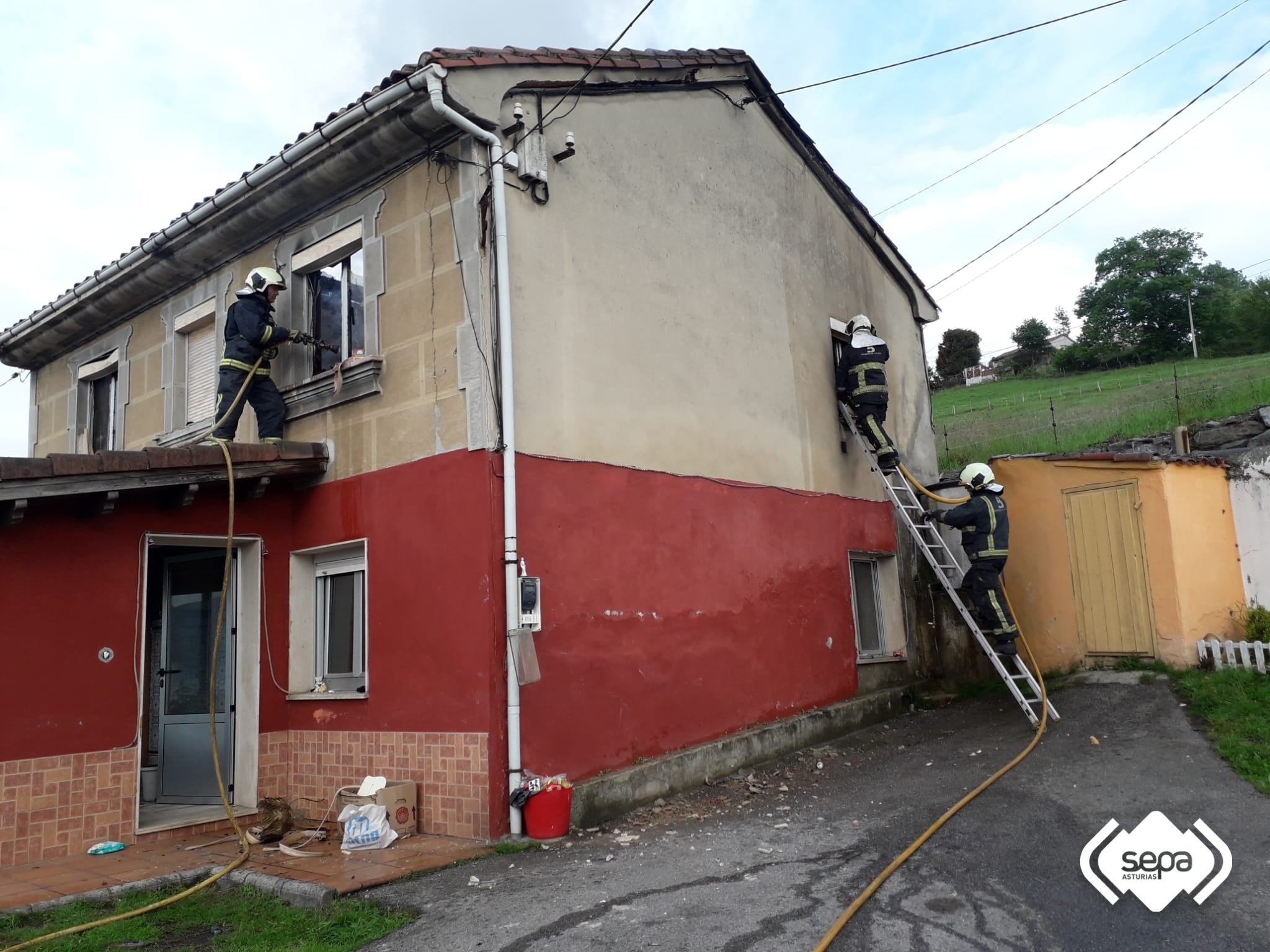 Los bomberos sofocan un incendio en una casa de El Coto, en Siero