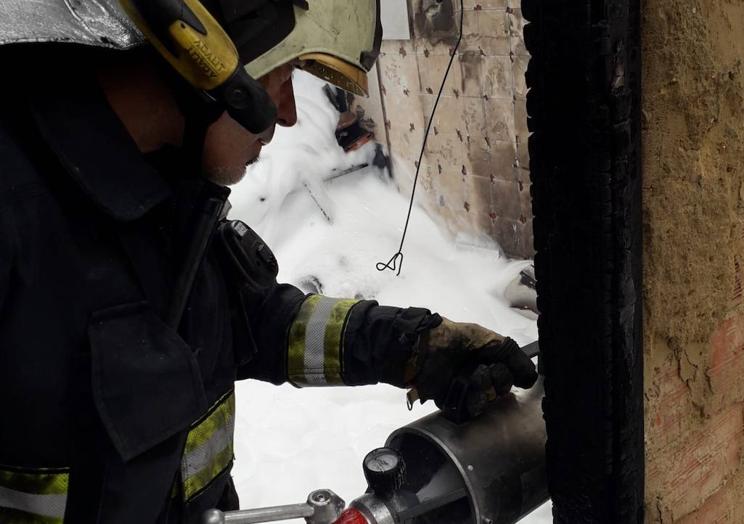 Imagen principal - Los bomberos sofocan un incendio en una casa de El Coto, en Siero