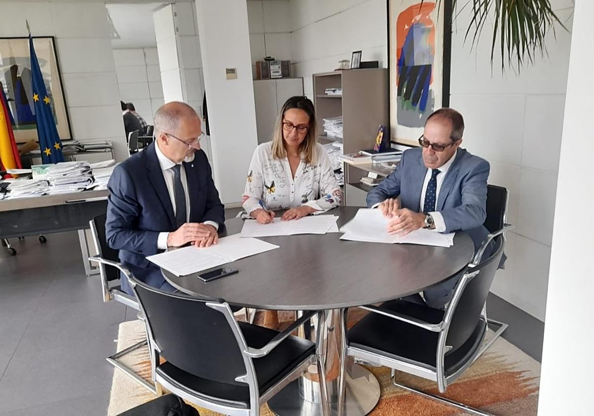 El gerente del SEPA, Óscar Rodríguez, la consejera Rita Camblor y el director de Función Pública, Miguel Ángel Rodríguez, con el acuerdo.