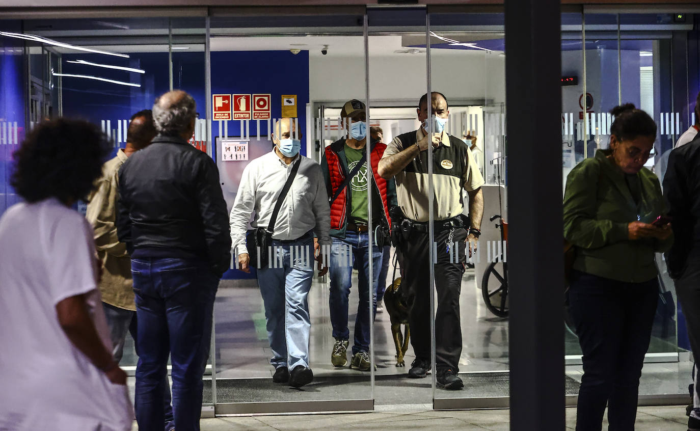 La Policía Nacional desaloja el HUCA por una amenaza de bomba