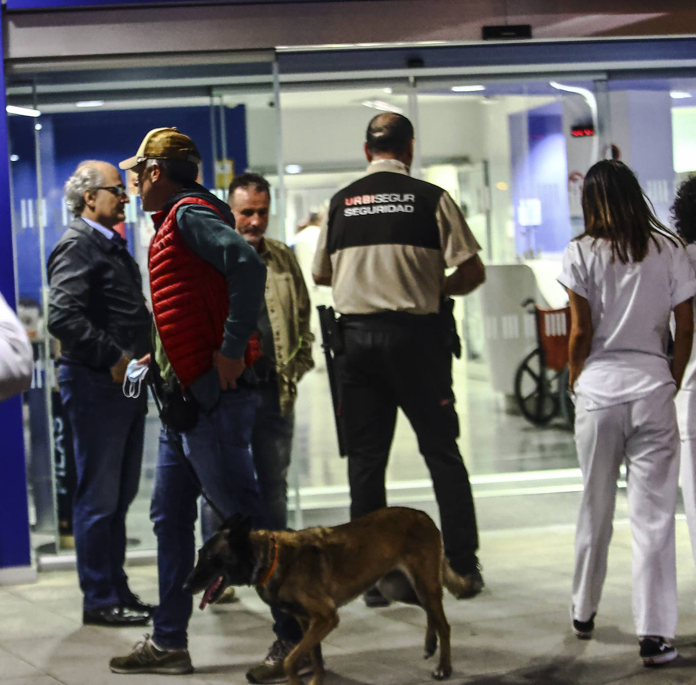 La Policía Nacional desaloja el HUCA por una amenaza de bomba