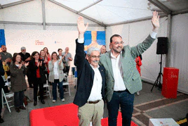 Adrián Barbón acompañó este jueves al cabeza de lista del PSOE gijonés, Floro, en el inicio de la campaña electoral. Diego Canga hizo lo propio con la candidata del PP avilesino Esther Llamazares.
