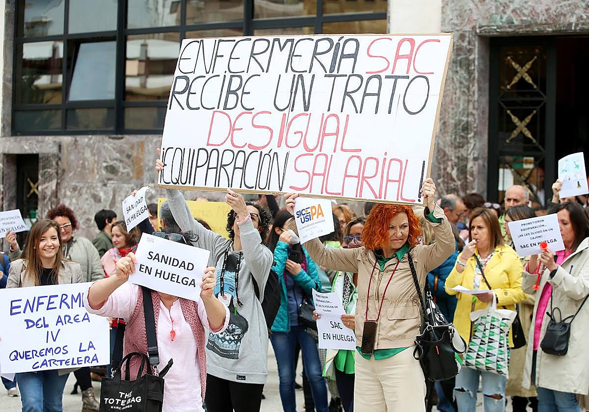 Concentración de sanitarios: «Dialogar con el Sespa ha servido de poco o de nada»