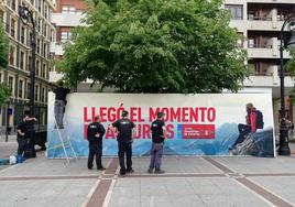 Colocación hoy de un panel para el acto de presentación de campaña del PSOE en Gijón.