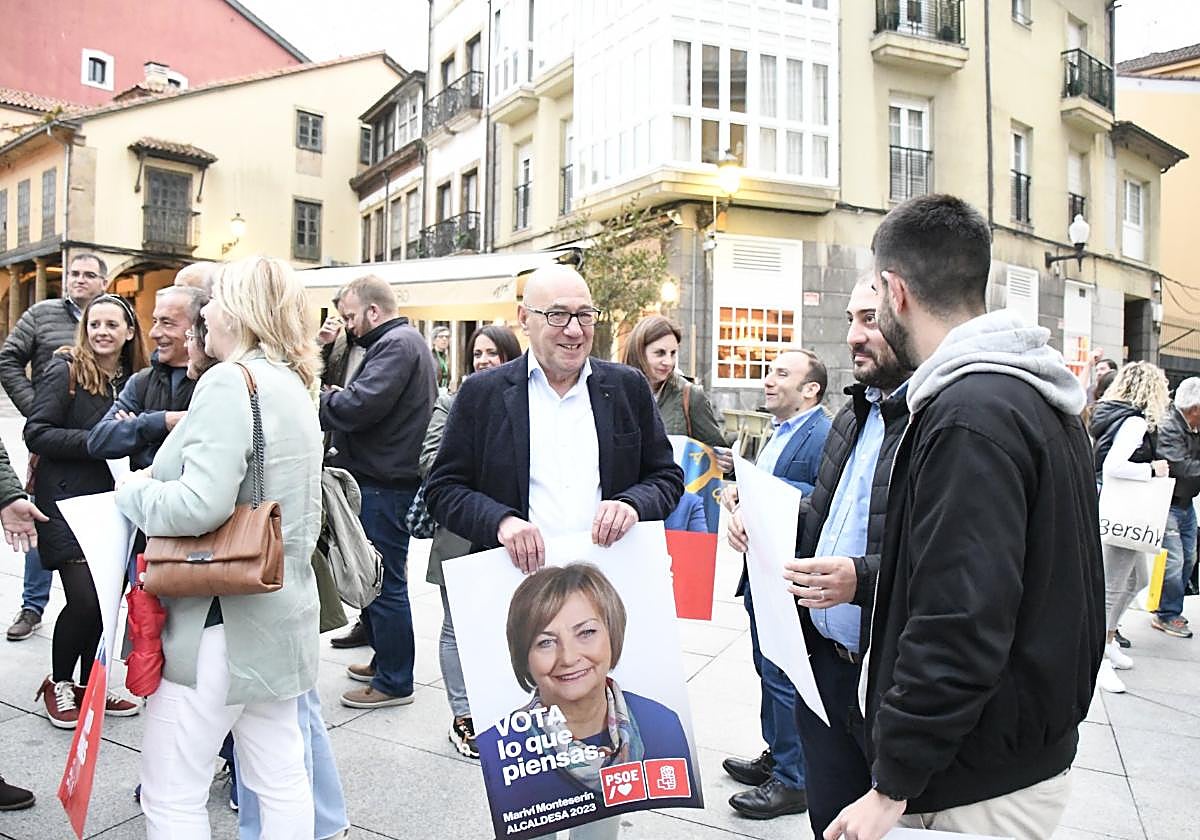 El edil Jorge Suárez sostiene un cartel socialista.