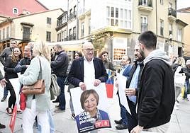 El edil Jorge Suárez sostiene un cartel socialista.