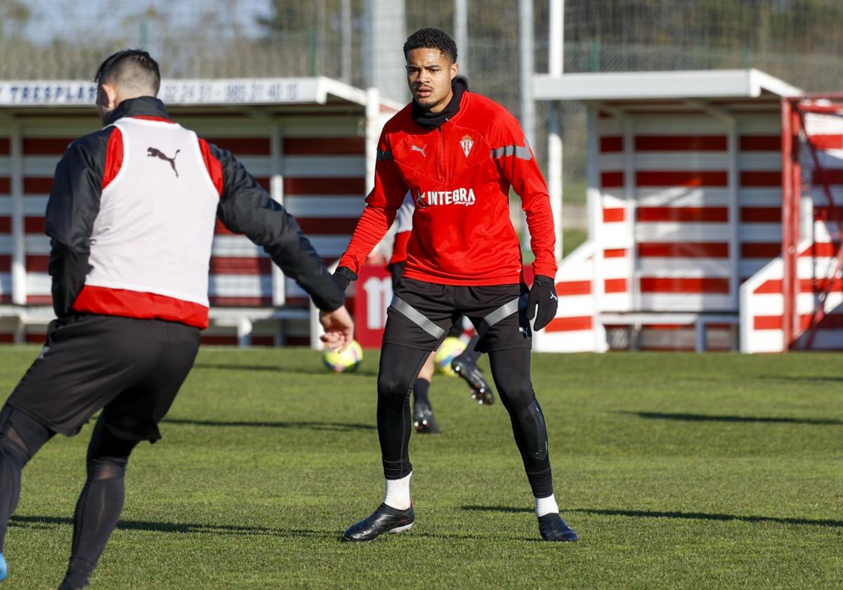 Varane, ayer, durante el entrenamiento en Mareo.