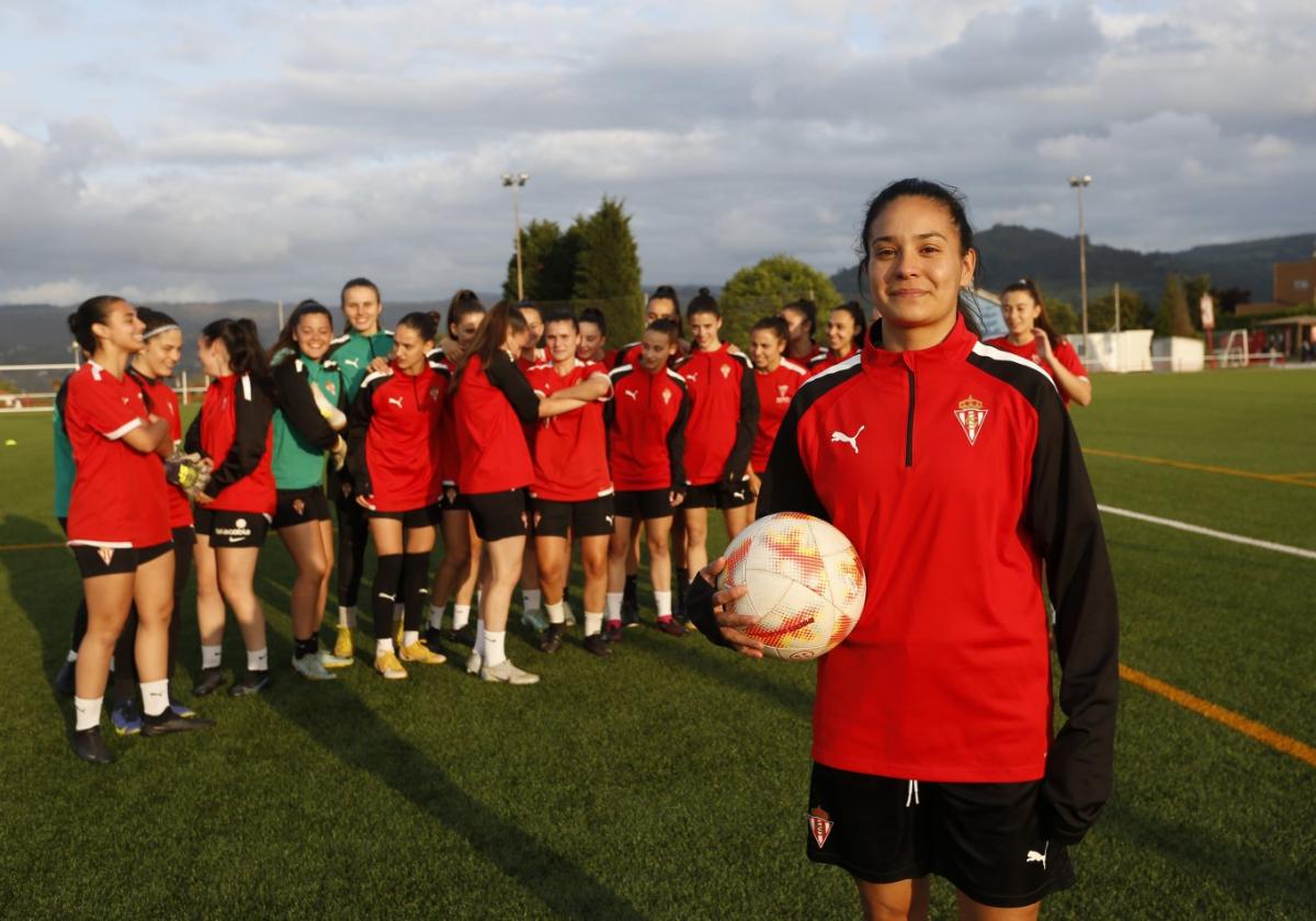 Lourdes Lezcano, con el balón, acompañada de sus compañeras de equipo, en Mareo.