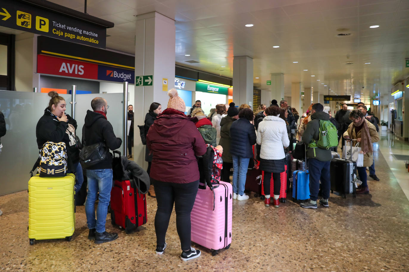 Pasajeros con maletas en la terminal del aeropuerto de Asturias.