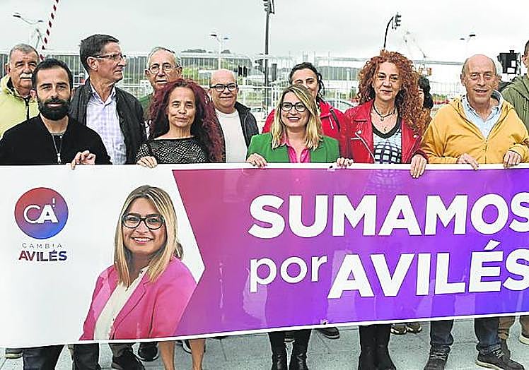 La candidatura de Cambia Avilés, frente a las vías. d. baizán