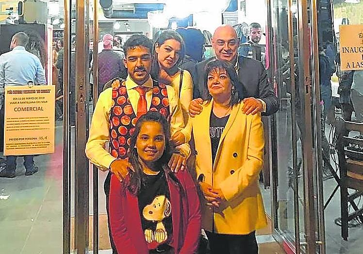 FAMILIAR. Carolina López con sus hermanos, José Manuel y Adriana, y con sus padres en el restaurante de su hermano en Oviedo.