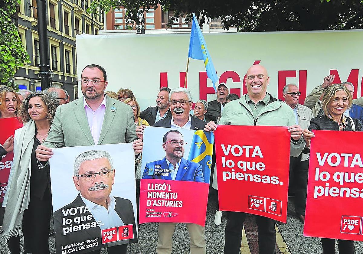 PSOE. Floro junto al presidente Adrián Barbón y el secretario general del PSOE gijonés, Monchu García. damián arienza