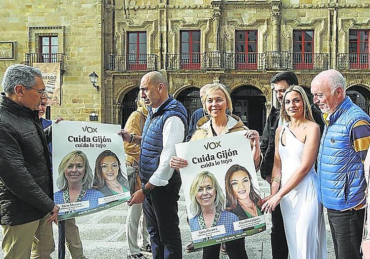 Vox. Sara Álvarez y su equipo en la plaza del Marqués. arnaldo garcía