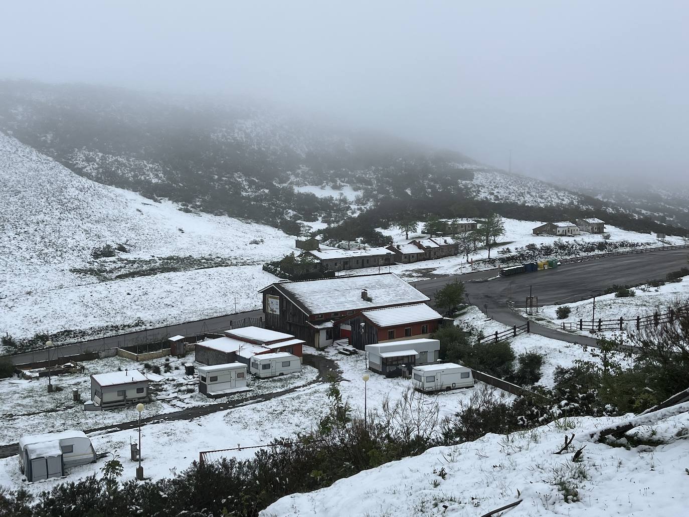 La nieve reaparece en pleno mayo en Asturias