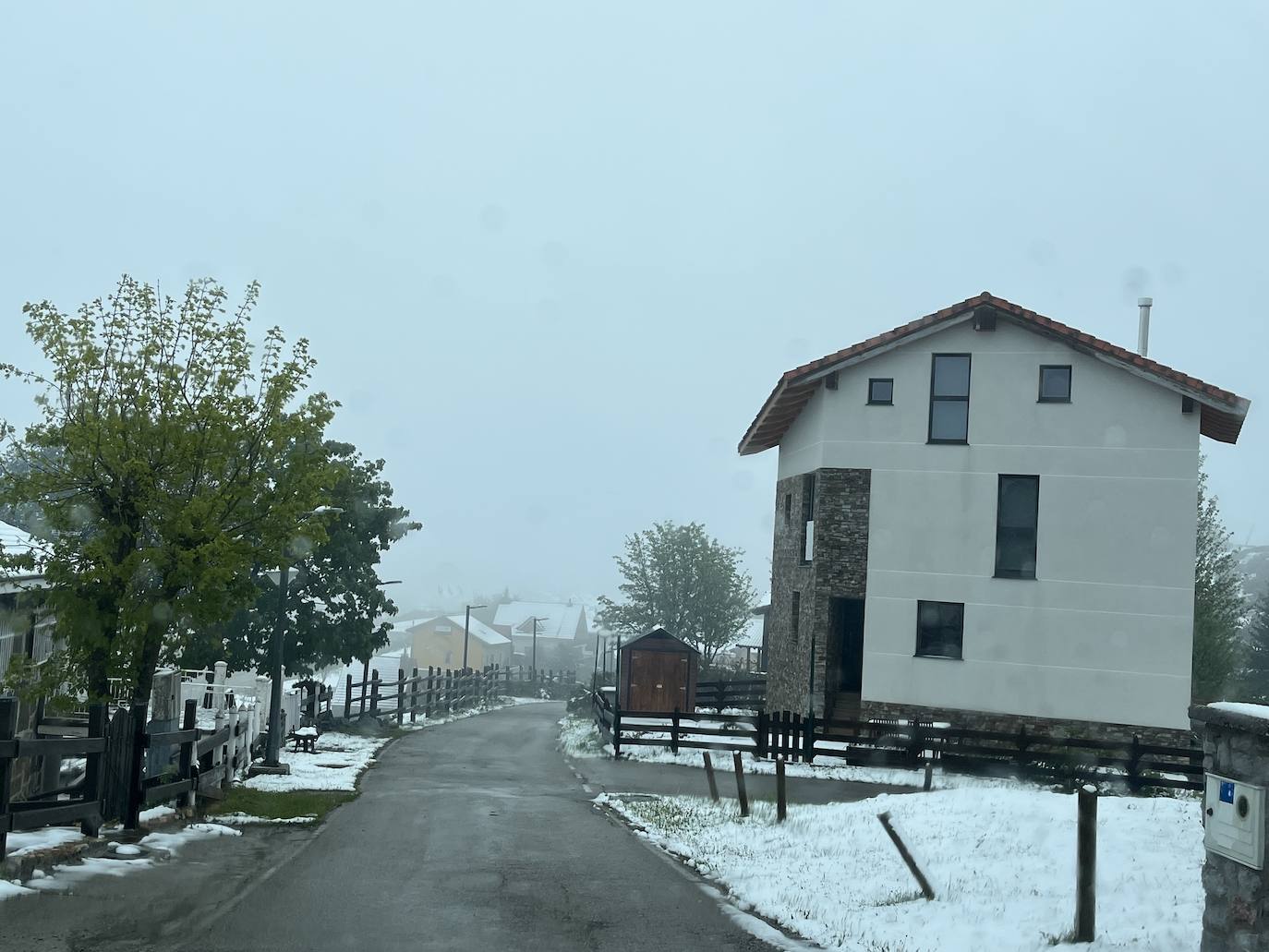 La nieve reaparece en pleno mayo en Asturias