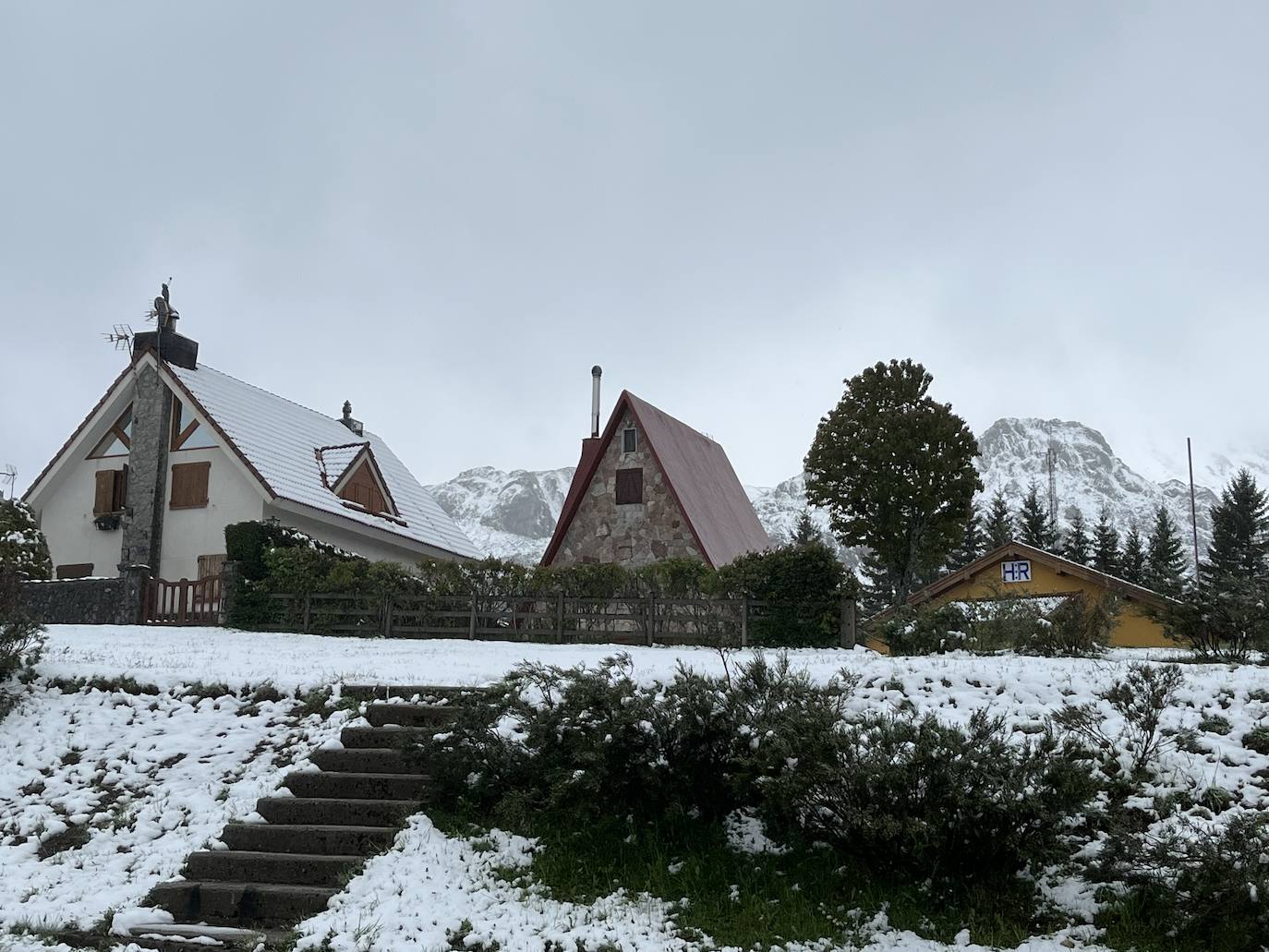 La nieve reaparece en pleno mayo en Asturias