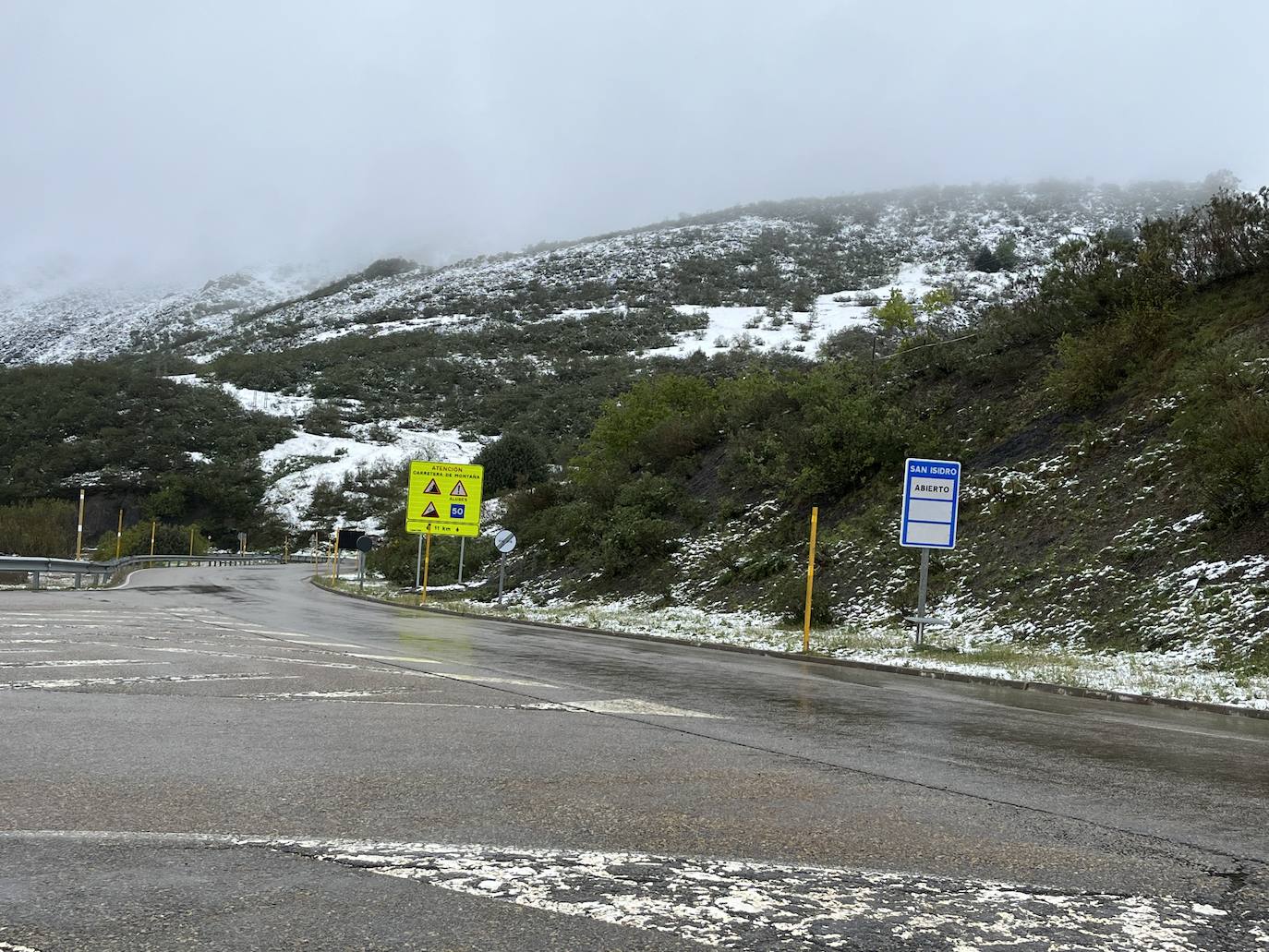 La nieve reaparece en pleno mayo en Asturias