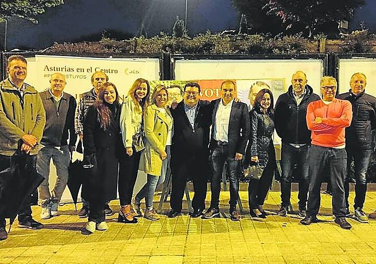 Ciudadanos. Luis Pacho, en el centro, en La Florida. e. c.