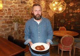 Roberto Roces, con el plato de cebolles rellenes.