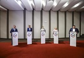 Alfredo Canteli, Carlos Fernández Llaneza, Sonsoles Peralta, Belén Suárez Prieto y Luis Pacho, principales candidatos a la Alcaldía de Oviedo, durante el debate electoral de EL COMERCIO, en el salón Severo Ochoa del hotel de La Reconquista.