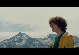 El vídeo del PSOE, en los Lagos de Covadonga, en el que una joven encarna a Asturias y se dirige al mundo.