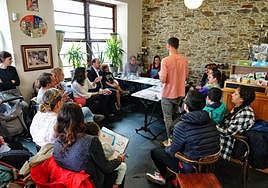 Barbón, en Tapia de Casariego, donde mantuvo un encuentro con familias con hijos menores de tres años.