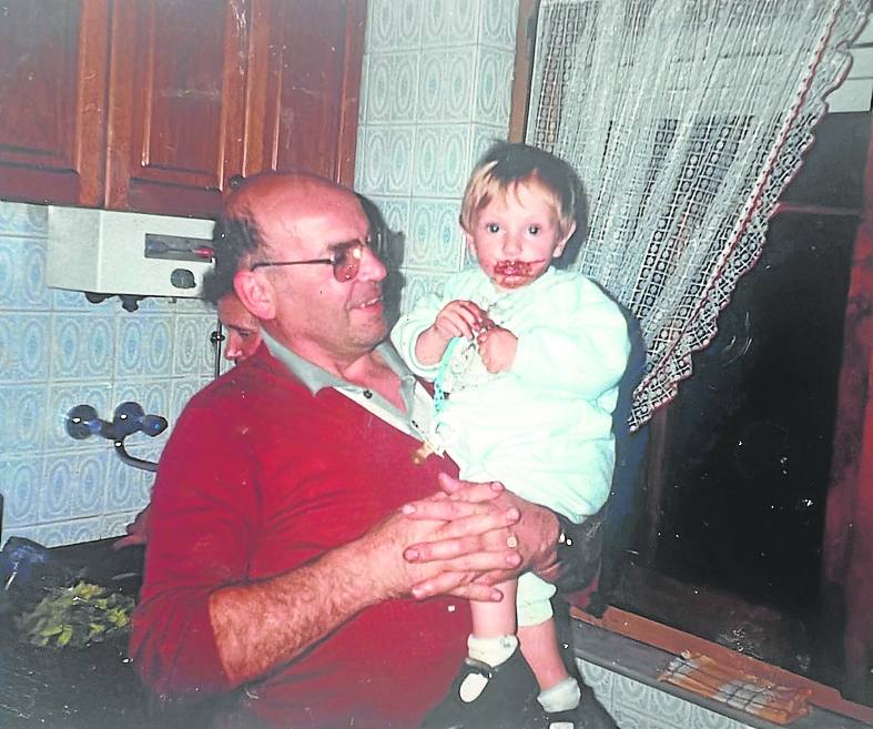 REFERENTES. Un Pumares bebé en brazos de su abuelo José Manuel. Tras él, su abuela Sima, con ambos se crio. E. C.