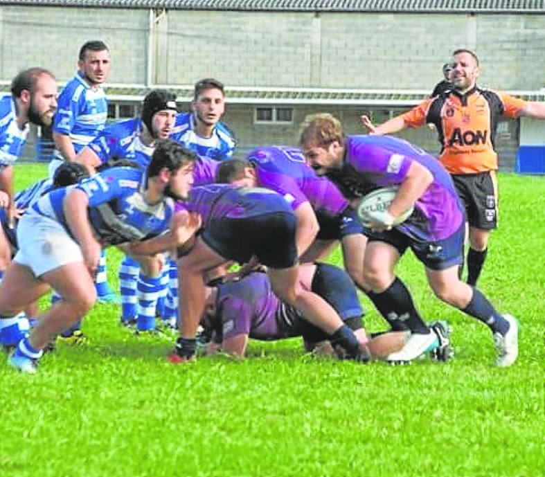 DEPORTE. Adrián Pumares, en posesión de la pelota, en su época de jugador en el Pilier Rugby Club de Grado. E. C.