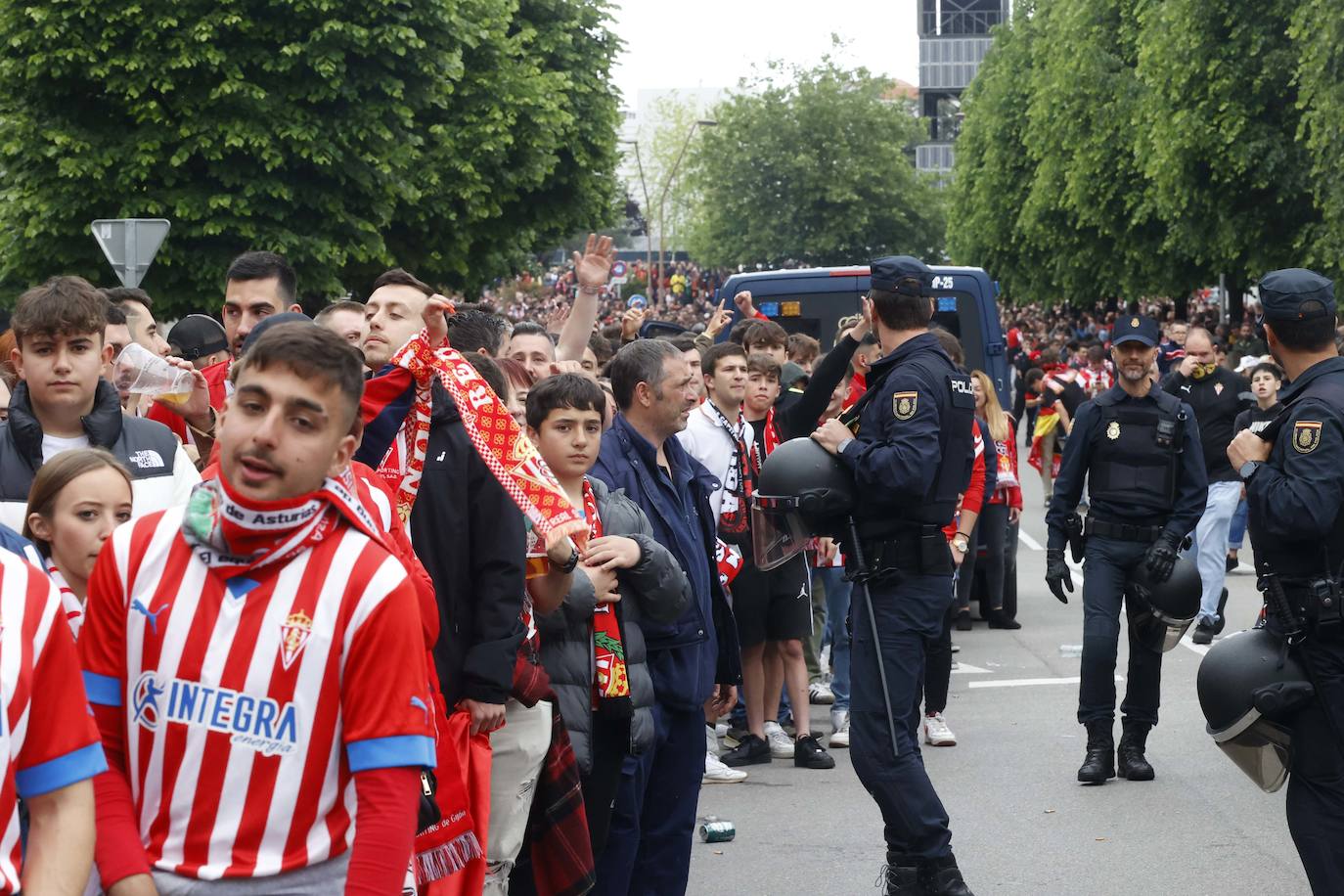 Marea rojiblanca para alentar al Sporting